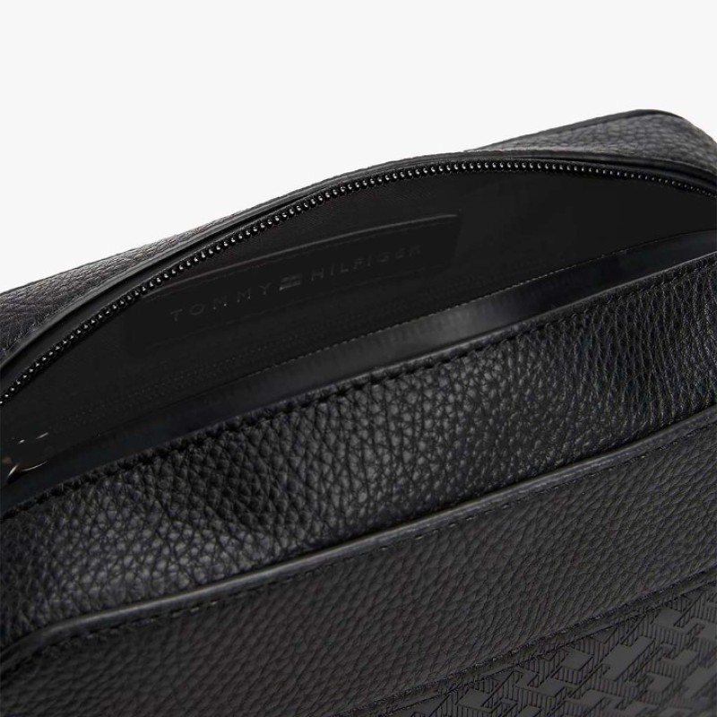 Elden Taksitle TOMMY HILFIGER SİYAH ERKEK ÇANTA SS25 TH MONOGRAM WASHBAG AM0AM13255BDS