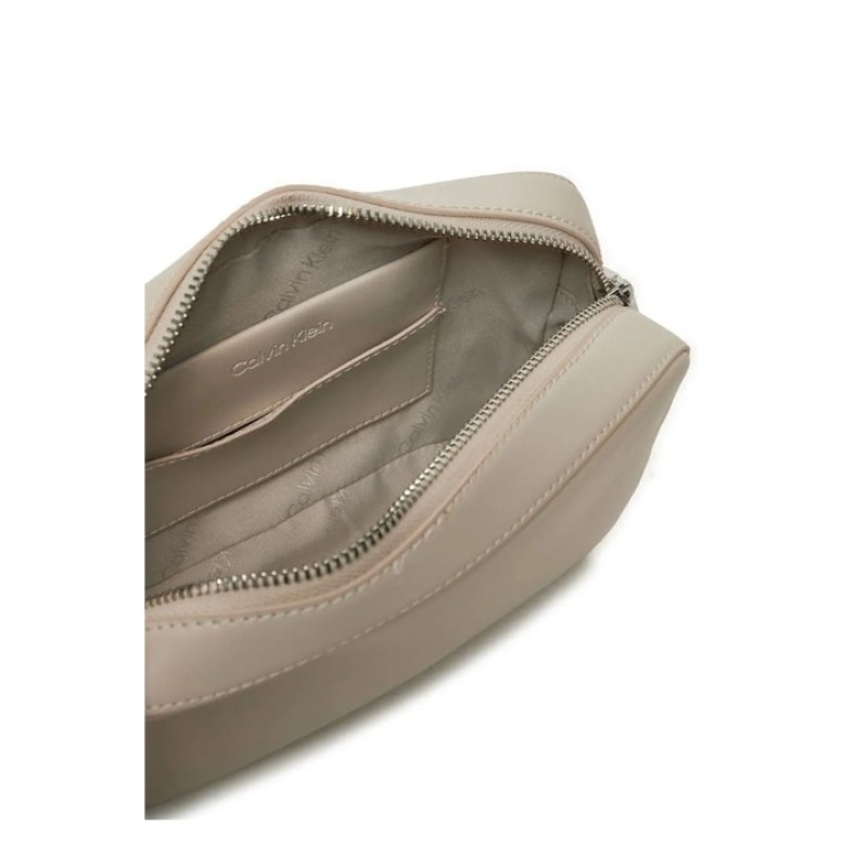 CALVIN CLEIN BEJ KADIN ÇANTA SS25 EMBOSSED LOGO CAMERA K60K612555W75