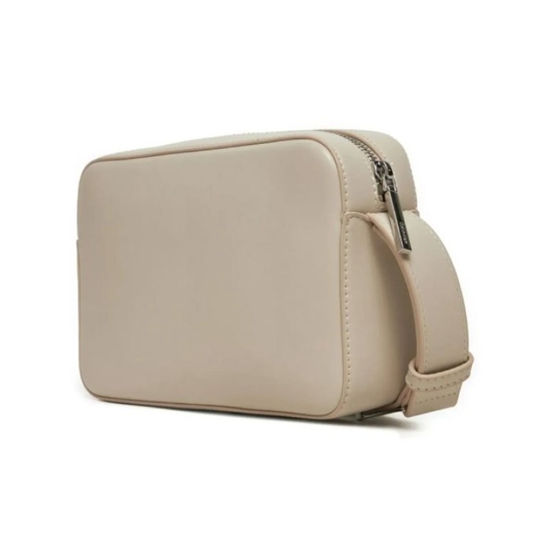 CALVIN CLEIN BEJ KADIN ÇANTA SS25 EMBOSSED LOGO CAMERA K60K612555W75
